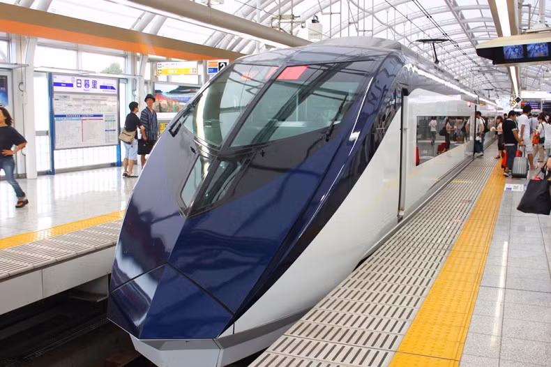 So sánh với ình ảnh thực tế một toa tàu điện ở Nhật với phần đầu tàu thiết kế khí động học phù hợp, đoàn toàn cũng sang trọng và hiện đại. Đoàn Metro số 1 vừa về Việt Nam quả thật tạo cảm giác "lỗi thời" hơn so với hàng nội địa của Nhật.