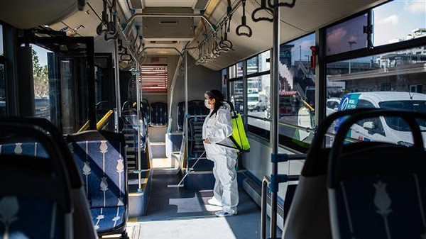 Theo đó, quy trình làm sạch vốn dĩ được nhân viên thực hiện đến 40 phút, giờ đây rút ngắn chỉ còn 10 phút nhờ những ánh sáng trắng xanh.