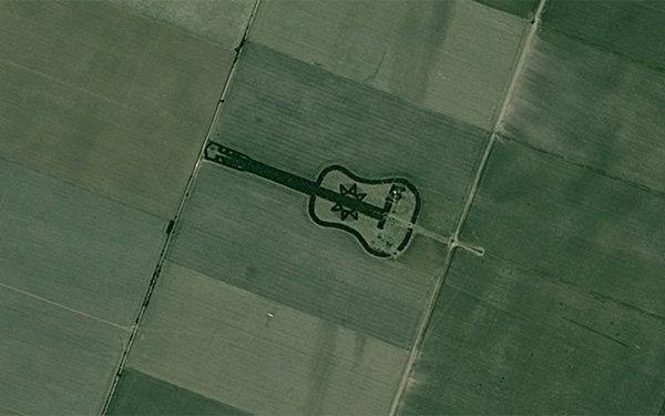 Đàn guitar khổng lồ: Để tưởng nhớ người vợ quá cố của mình, Pedro Martin Ureta đã nghĩ ra ý tưởng cây đàn guitar được tạo hình từ cây ở gần General Levalle, Argentina. Tuy nhiên vì là người sợ độ cao, tác giả của hình vẽ này mới chỉ nhìn cây đàn qua ảnh chụp từ Google Earth chứ chưa từng tận mắt chiêm ngưỡng.