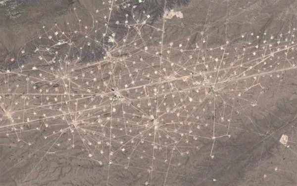 Giếng dầu ở Argentina: Những điểm và đường kết nối chằng chịt trông như một câu đố hình học này là giếng dầu tại Rio Negro Province, Argentina nhìn từ trên cao.