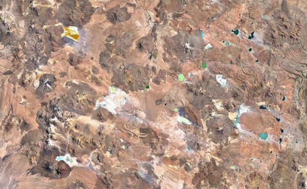 Những đốm sắc màu kia chính là núi lửa, suối nước nóng và hàng nghìn khối đá hình thù kỳ lạ tại Andean Altiplano, Bolivia.