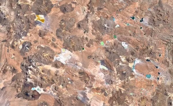 Những đốm sắc màu kia chính là núi lửa, suối nước nóng và hàng nghìn khối đá hình thù kỳ lạ tại Andean Altiplano, Bolivia.