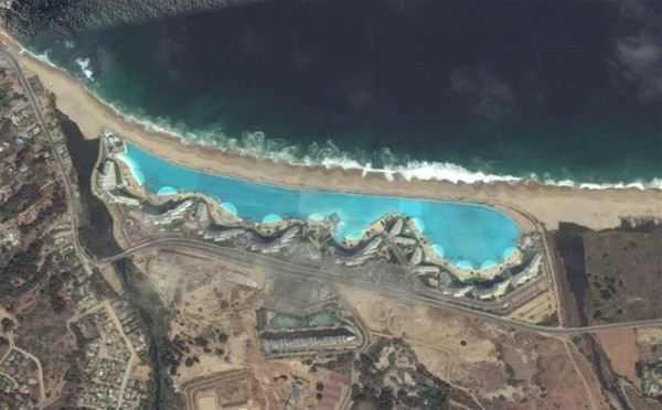 Bể bơi lớn nhất thế giới: Qua ''ống kính'' của Google Earth, bể bơi lớn nhất thế giới bỗng nhỏ bé chẳng khác nào một vũng nước. Bể bơi này có diện tích khoảng 81.000 m2, tọa lạc ở một khu nghỉ dưỡng của San Alfonso del Mar, Chi-lê.
