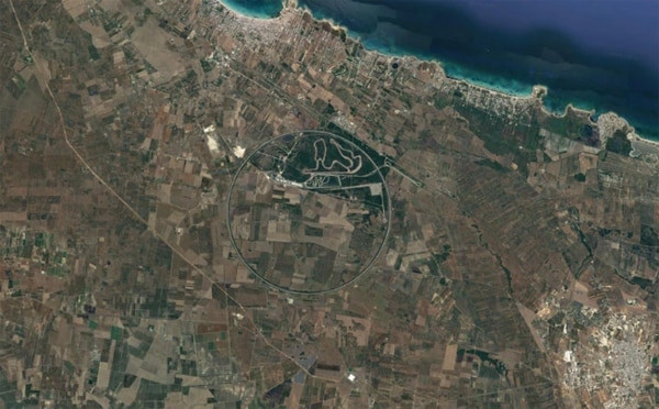 Vòng tròn khổng lồ: Hình ảnh kỳ lạ chụp bởi Google Earth này cho thấy một vòng tròn lớn bao quanh rất nhiều khu đất. Thực tế, đây là đường thử xe hơi tốc độ cao được xây dựng bởi Fiat, có chiều dài xấp xỉ 13 km.