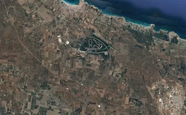 Vòng tròn khổng lồ: Hình ảnh kỳ lạ chụp bởi Google Earth này cho thấy một vòng tròn lớn bao quanh rất nhiều khu đất. Thực tế, đây là đường thử xe hơi tốc độ cao được xây dựng bởi Fiat, có chiều dài xấp xỉ 13 km.