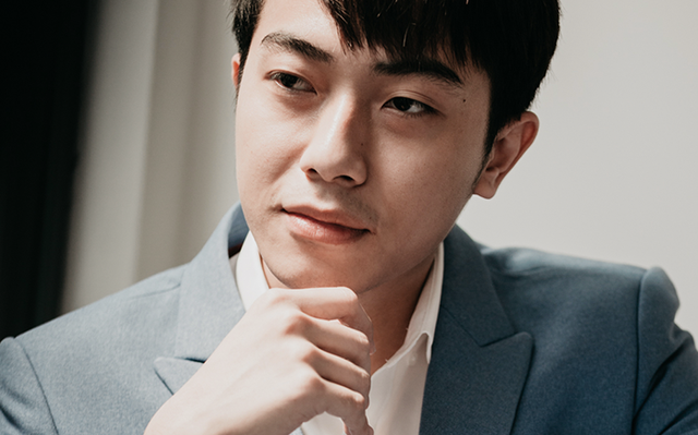 Cris Devil Gamer tên thật là Cris Phan, anh bắt đầu sự nghiệp YouTuber vào năm 2014. Thông qua việc stream các tựa game nổi tiếng, Cris gây ấn tượng với người hâm mộ bởi sự hài hước và gương mặt được phong là "thánh biểu cảm".