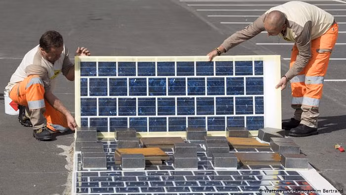 Hiện có không ít các quốc gia như Hà Lan, Pháp, Hàn Quốc… đã sử dụng năng lượng mặt trời (NLMT) để phát triển những con đường sử dụng hoàn toàn bằng nguồn năng lượng này.