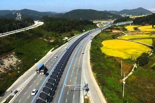 Không chỉ là những tuyến đường trong nội đô mà các con đường quốc lộ, đường cao tốc cũng sẽ được "tích hợp" năng lượng mặt trời.
