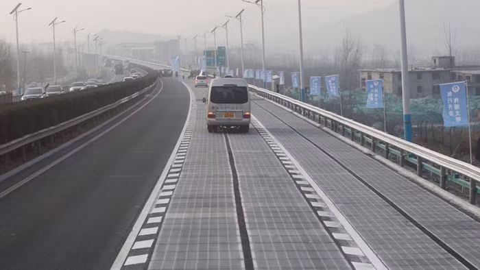 Bên cạnh đó, trong tương lai, những con đường năng lượng mặt trời này có thể sạc điện trực tiếp cho phương tiện giao thông điện như ô tô điện, xe máy điện...