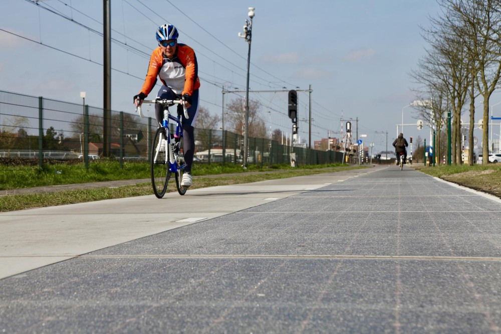 Trước đó, năm 2014, tại vùng Krommenie (Hà Lan) cũng đã đưa vào thử nghiệm làn xe đạp pin năng lượng mặt trời với công suất 3.000 kW điện, tương đương mức điện tiêu thụ mỗi năm của một gia đình tại Pháp.