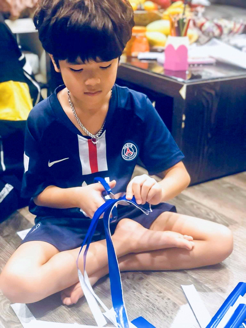 Qua việc làm các mặt nạ mica, các em nhỏ cũng được hiểu hơn về cách phòng tránh COVID-19.