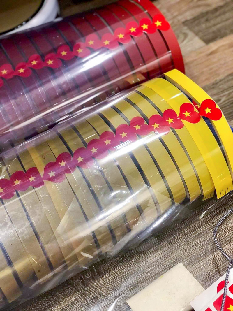 Những mặt nạ chống COVID-19 được các em nhỏ tại Times City Hà Nội làm tặng các Y Bác sĩ. Trên mỗi mặt nạ đều có trái tim và ngôi sao vàng tượng trưng cho quốc kỳ đất nước. Đây là những món quà đầy ý nghĩa, giúp các Y Bác sĩ giảm, tránh được nguy cơ lây nhiễm trong quá trình chiến đấu chống COVID-19.