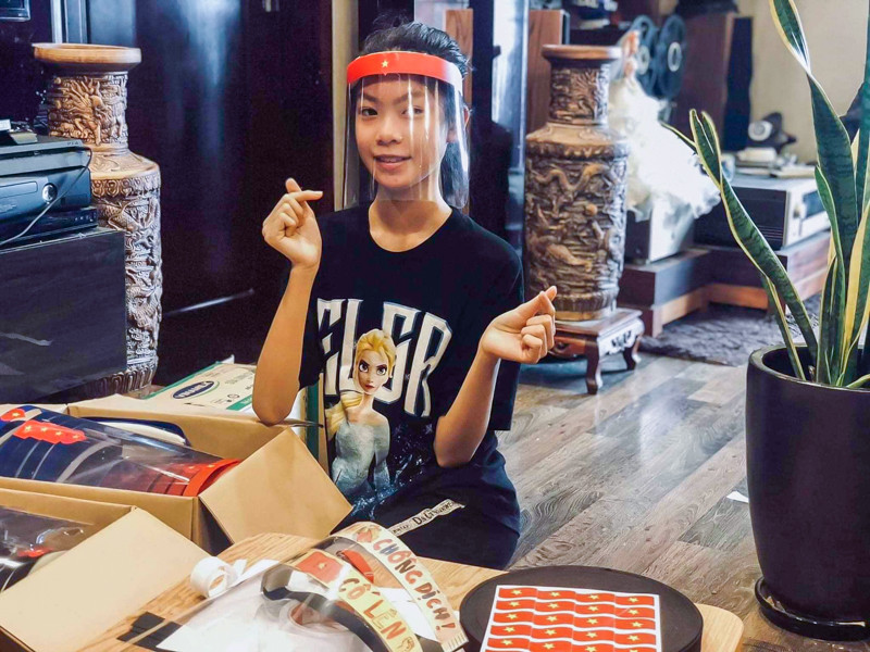 Chiếc mặt nạ hoàn thiện được người chị lớn nhất thử với gương mặt rạng ngời.