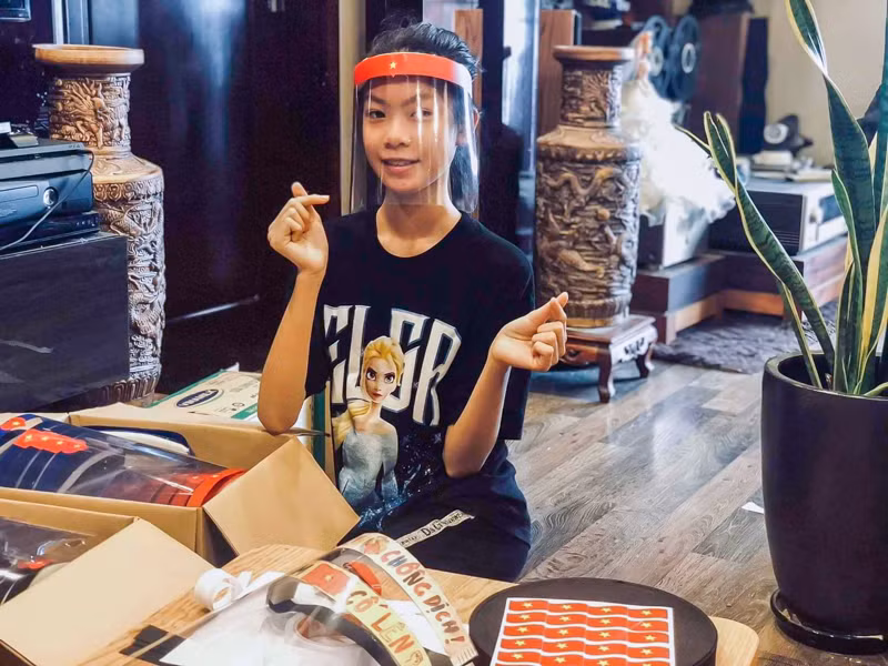 Chiếc mặt nạ hoàn thiện được người chị lớn nhất thử với gương mặt rạng ngời.