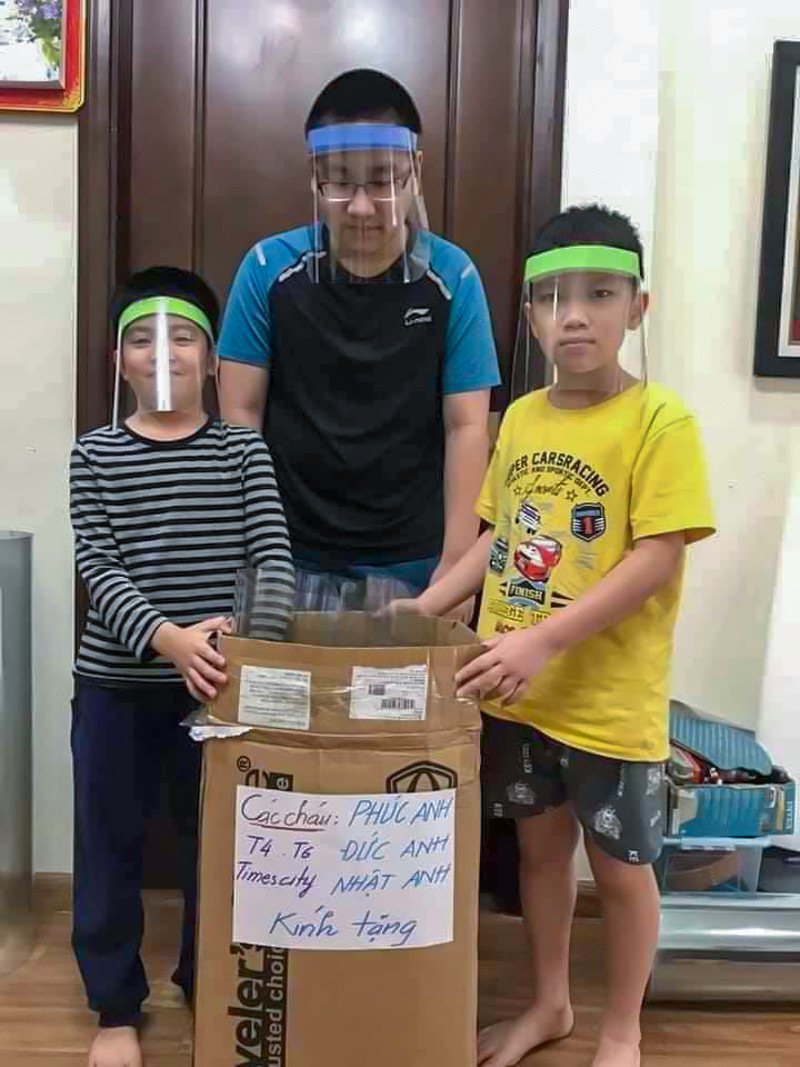 Các em nhỏ tại T2, T4, T6 Times City được sự hỗ trợ từ bố mẹ đã làm ra những chiếc mặt nạ chống dịch gửi tặng tới các Y Bác Sĩ.