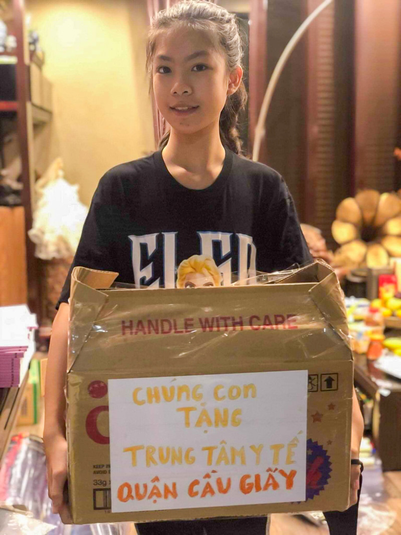 Công đoạn cuối là đưa vào thùng giấy để chuẩn bị chuyển đến các trung tâm y tế, bệnh viện.