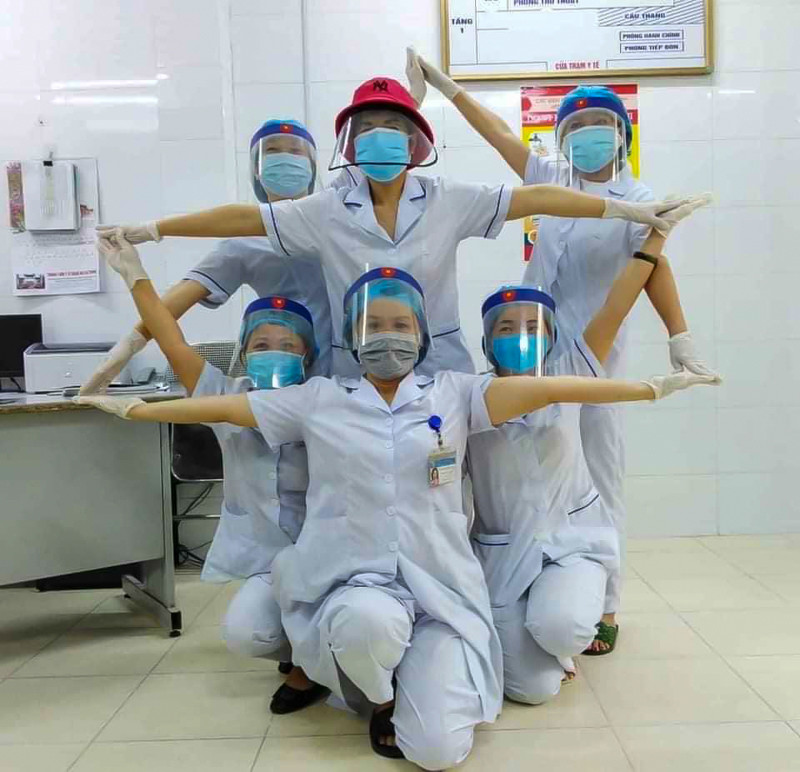 Một số các Y Bác sĩ còn tạo hình ảnh ngôi sao năm cánh để chụp hình