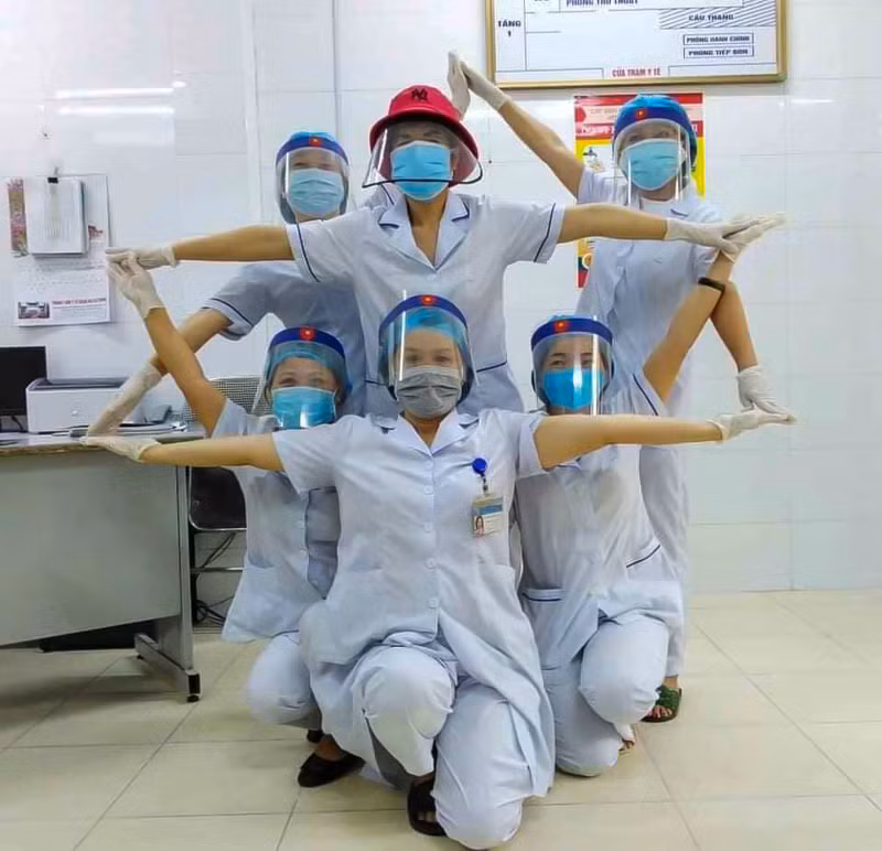 Một số các Y Bác sĩ còn tạo hình ảnh ngôi sao năm cánh để chụp hình