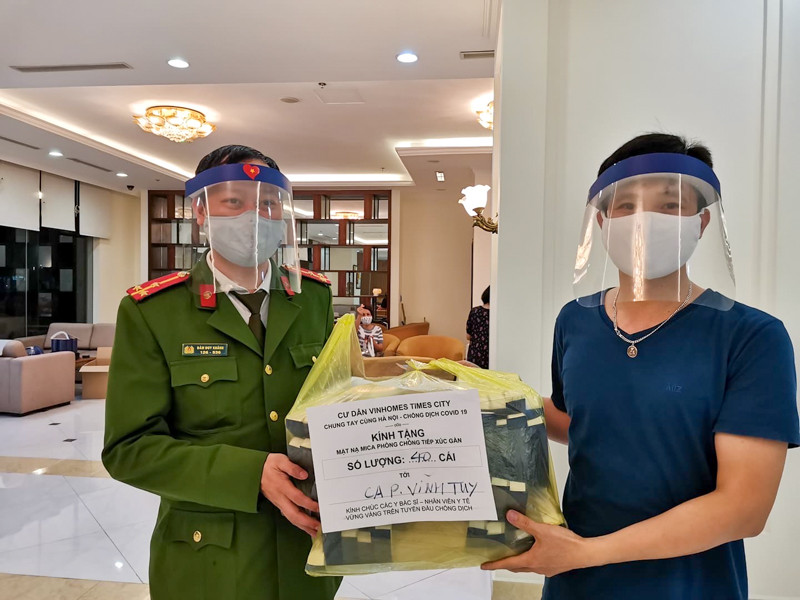 Hiện rất đông đảo cư dân tại Times City đã hưởng ứng, người ủng hộ tiền, vật tư y tế sẵn có, người góp công sức. Tất cả đều dùng để mua vật tư y tế như găng tay, quần áo bảo hộ và làm các mặt nạ chống dịch.