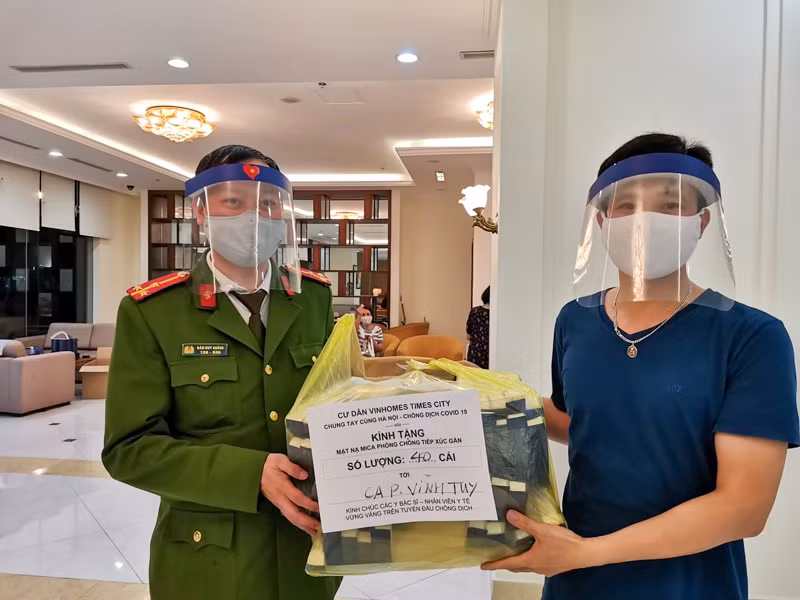 Hiện rất đông đảo cư dân tại Times City đã hưởng ứng, người ủng hộ tiền, vật tư y tế sẵn có, người góp công sức. Tất cả đều dùng để mua vật tư y tế như găng tay, quần áo bảo hộ và làm các mặt nạ chống dịch.