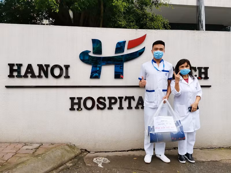 Niềm vui của các Y Bác sĩ bệnh viện Việt - Pháp khi nhận được những món quà ý nghĩa này.