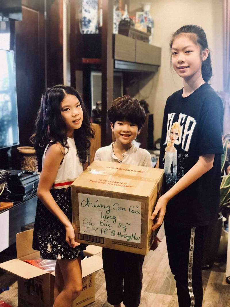 Niềm vui hiện rõ trên từng khuôn mặt các em khi hoàn thành những chiếc mặt nạ chống COVID-19 này.