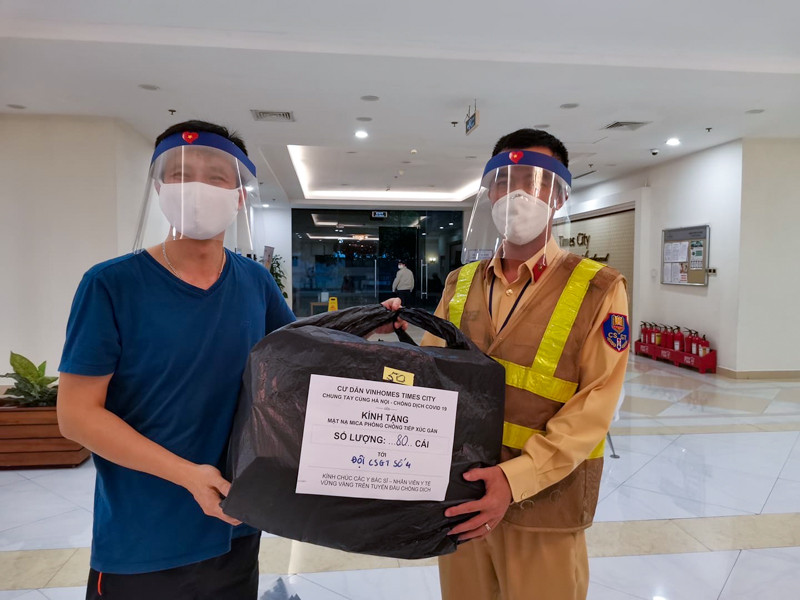 Ngoài ra, cư dân Times City Hà Nội cũng tổ chức vận động mọi người cùng chung tay chống dịch thông qua hỗ trợ tài chính, tự làm những chiếc mặt nạ mica chống giọt bắn để chuyển tới các cơ quan đơn vị chức năng đang chiến đấu chống dịch.