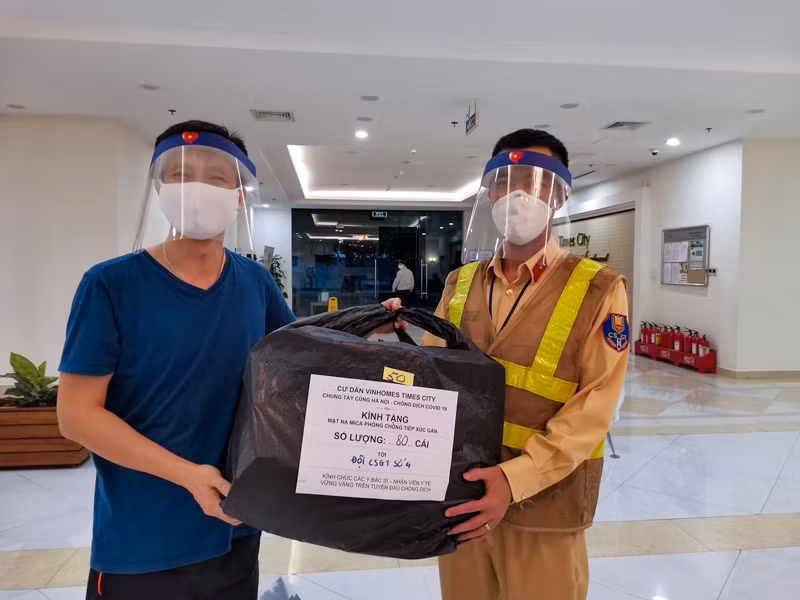 Ngoài ra, cư dân Times City Hà Nội cũng tổ chức vận động mọi người cùng chung tay chống dịch thông qua hỗ trợ tài chính, tự làm những chiếc mặt nạ mica chống giọt bắn để chuyển tới các cơ quan đơn vị chức năng đang chiến đấu chống dịch.
