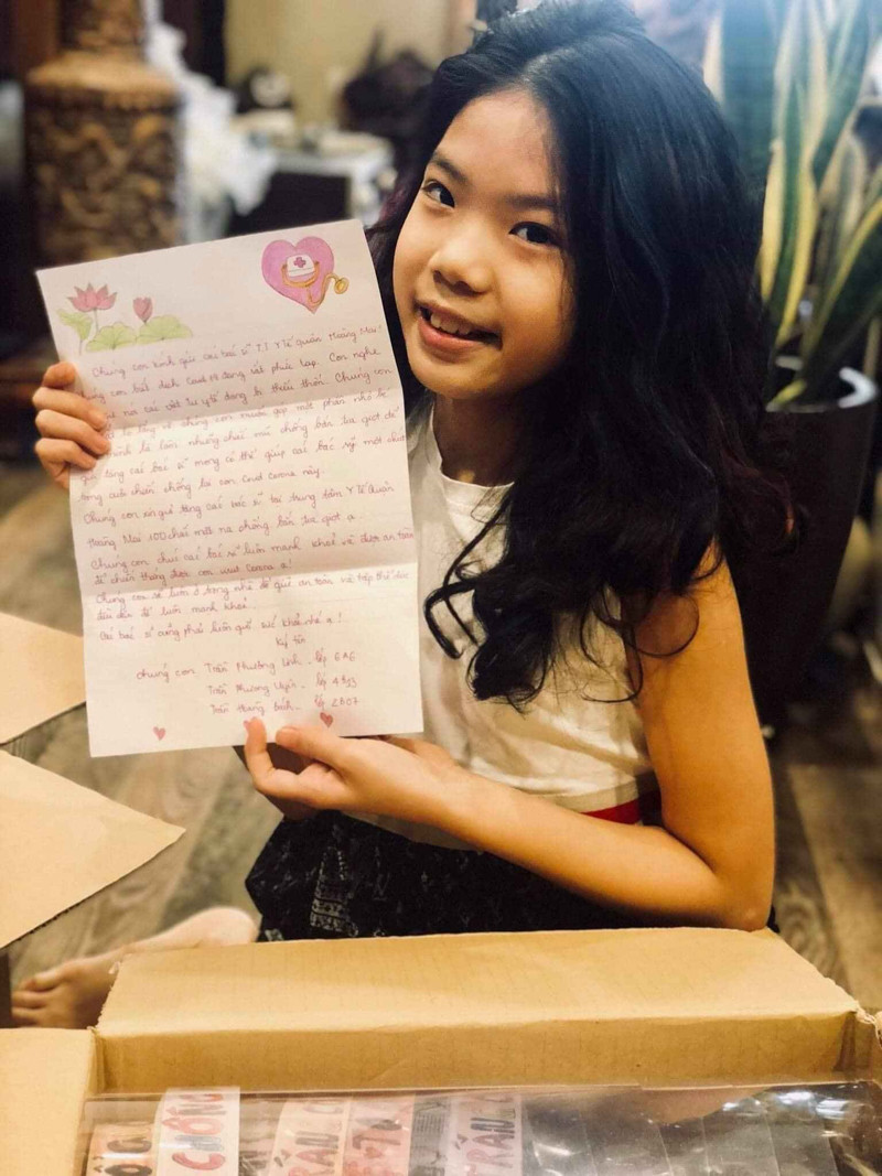 Ngoài những chiếc mặt mạ mica chống giọt bắn, các em nhỏ không quên viết những lá thư gửi đến các Y Bác sĩ.