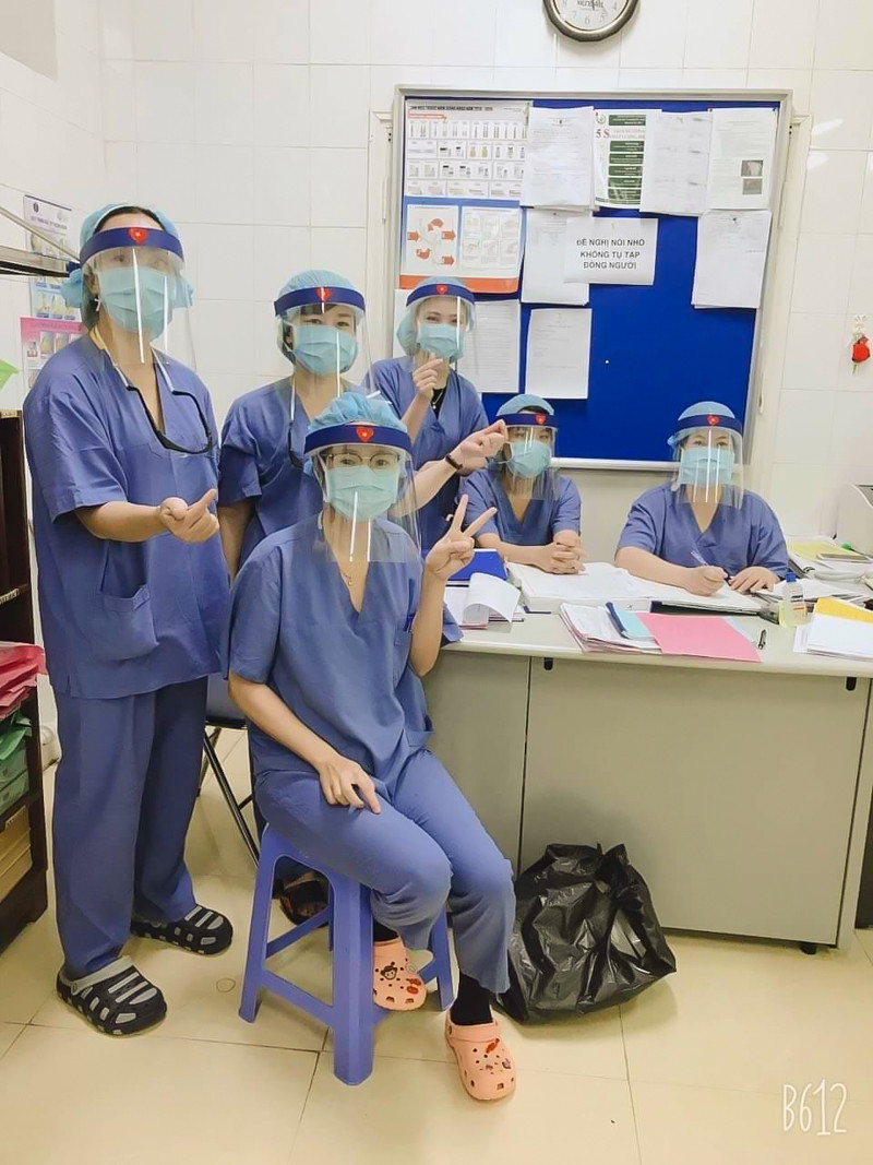 Món quà không chỉ ý nghĩa mà quan trọng hơn là tấm lòng chung tay chống dịch của các em nhỏ khiến các Y Bác sĩ càng vui hơn.