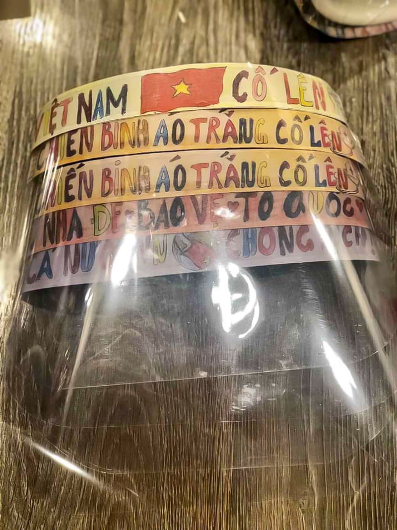 Một số em nhỏ còn gửi gắm các thông điệp trên mặt nạ: "Chiến binh áo trắng cố lên"; "Việt Nam cố lên"; "ở nhà để bảo vệ tổ quốc"; "cả nước chống dịch".