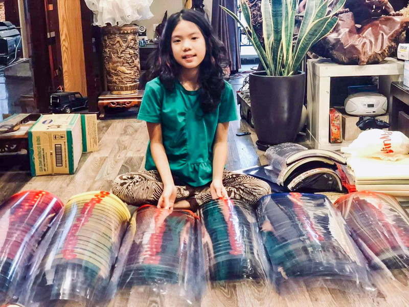 Khi các mặt nạ được hoàn thành được các em sắp xếp gọn gàng theo từng hàng theo từng màu sắc riêng