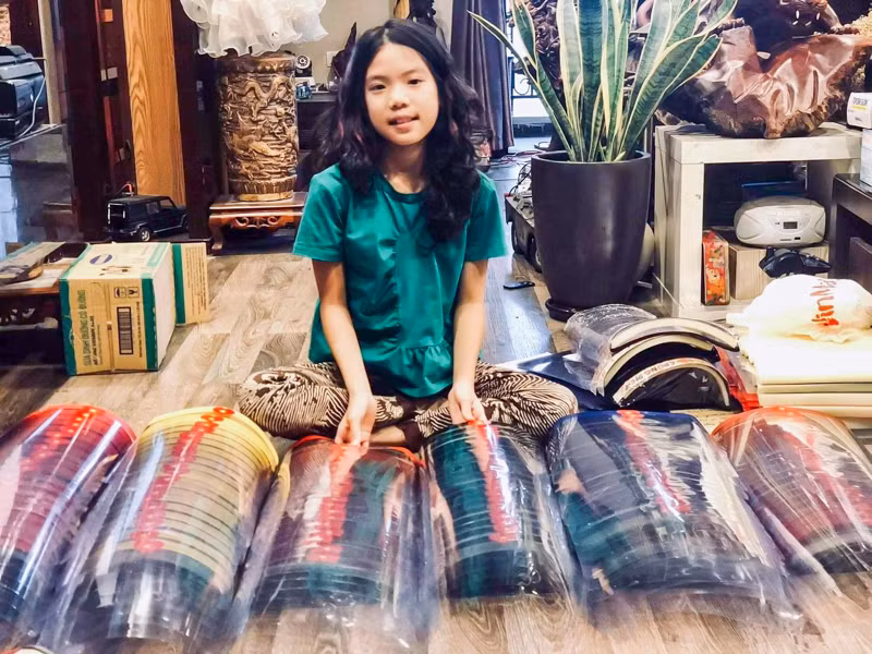 Khi các mặt nạ được hoàn thành được các em sắp xếp gọn gàng theo từng hàng theo từng màu sắc riêng