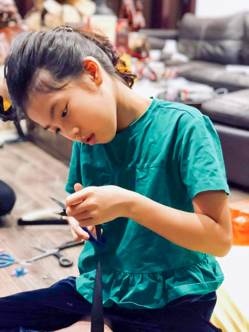 Việc tạo ra một chiếc mặt nạ mica không quá phức tạp, nhưng cần sự kiên trì và tỉ mỉ. Tuy vậy các em vẫn kiên trì cùng cha mẹ làm ra những chiếc mạt nạ đúng chuẩn và đẹp.