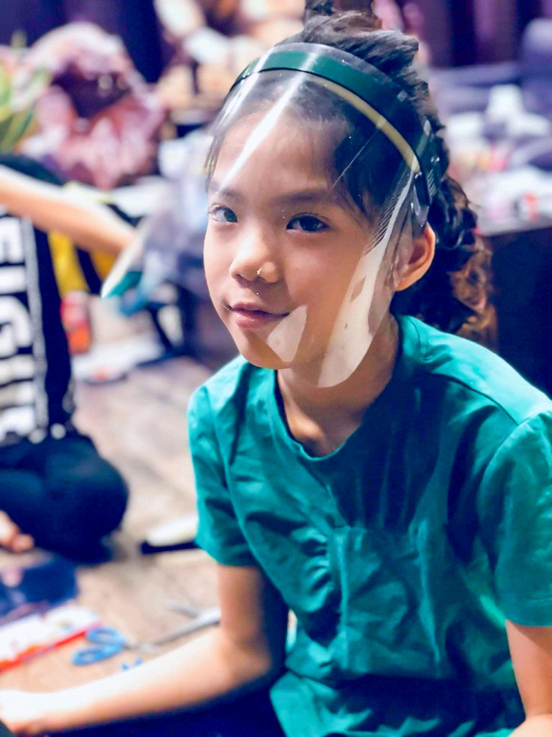 Đây là khoảng thời gian các em học trực tuyến và thực hiện giãn cách xã hội, việc tự làm những chiếc mặt nạ mica gửi tặng các Y Bác sĩ là việc khiến các em hứng khởi và nhiệt tình tham gia.