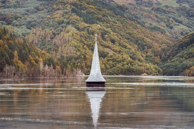 Khung cảnh vắng lặng, không còn một bóng người sinh sống khiến người xem liên tưởng đến một thế giới thời kì hậu tận thế.