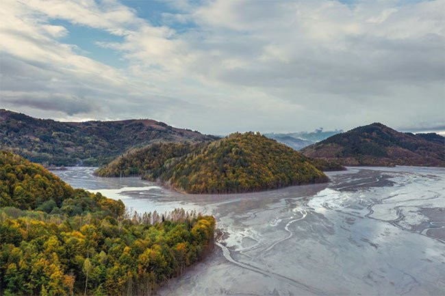 Những dòng sông chết nhìn thấy rõ sự "chết chóc" bằng mắt thường chảy dài quanh khu vực này.