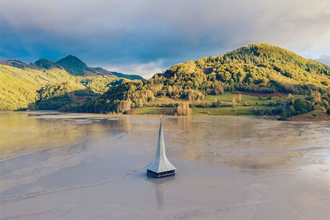 Mới đây, một nhiếp ảnh gia đã quyết định ghi lại những hình ảnh của thung lũng Geamăna giống như khung cảnh ngày tận thế sau hàng chục năm trời bị bỏ hoang...