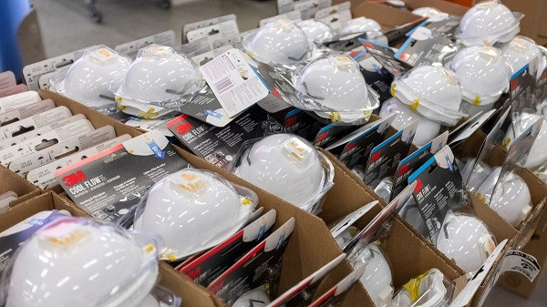 Còn Honeywell - vốn là hãng hoạt động trong lĩnh vực hàng không vũ trụ, cũng tái bố trí sản xuất để làm máy trợ thở và khẩu trang chuyên dụng N95.