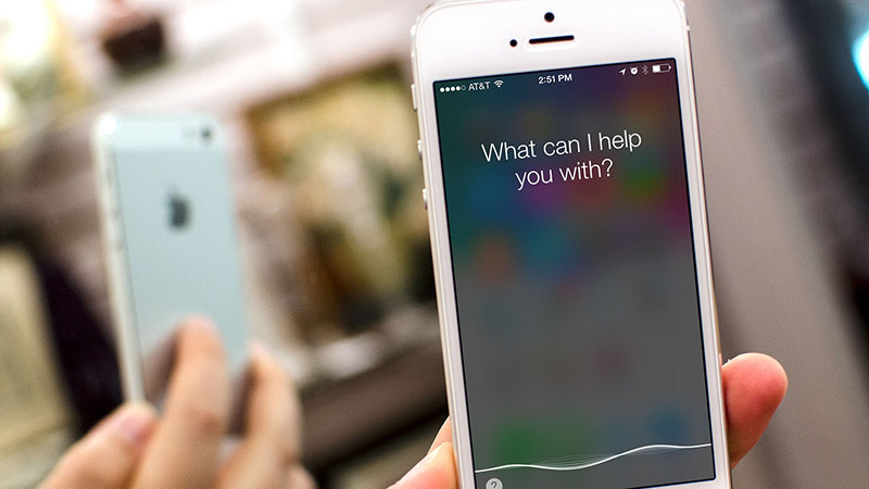 iPhone đời đầu đương nhiên không có trợ lí ảo, cũng chẳng thể dùng như một thiết bị định vị khi không có GPS - thứ mà quá nhiều Smartphone thời đại đó đã trang bị.