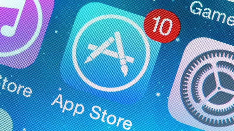 Điều tệ hại nhất là iPhone đời đầu còn không có App Store, thứ tạo nên sự hấp dẫn nhất của chiếc điện thoại đến từ Apple đối với nhiều người. Theo đó, Steve Jobs thậm chí còn từng không muốn iPhone có App Store bởi ông muốn toàn quyền kiểm soát trải nghiệm ứng dụng của người dùng.