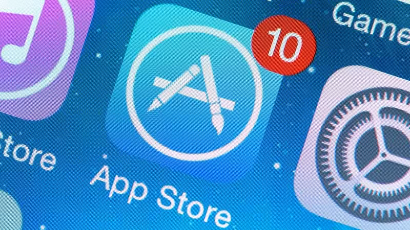 Điều tệ hại nhất là iPhone đời đầu còn không có App Store, thứ tạo nên sự hấp dẫn nhất của chiếc điện thoại đến từ Apple đối với nhiều người. Theo đó, Steve Jobs thậm chí còn từng không muốn iPhone có App Store bởi ông muốn toàn quyền kiểm soát trải nghiệm ứng dụng của người dùng.