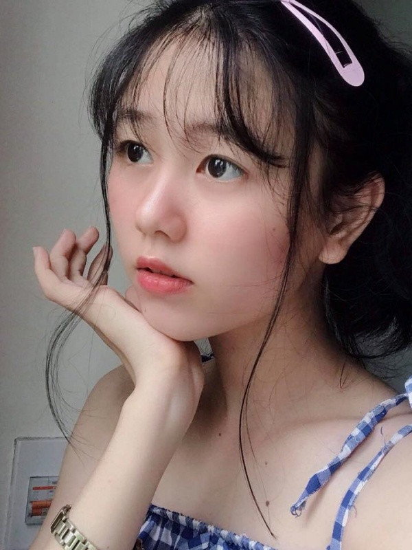 Cô gái sinh năm 1999 được ví là nữ "thần đồng Liên Quân", từng chuyên qua chơi tựa game PUBG và gần đây trở lại với Liên Quân, stream tự do trên Facebook.