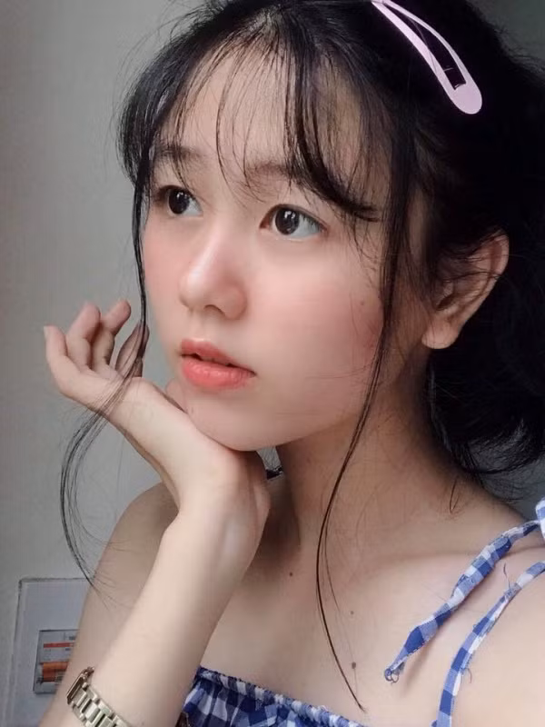 Cô gái sinh năm 1999 được ví là nữ "thần đồng Liên Quân", từng chuyên qua chơi tựa game PUBG và gần đây trở lại với Liên Quân, stream tự do trên Facebook.