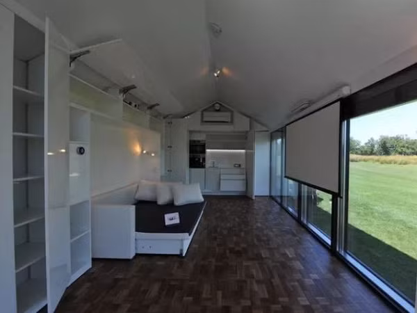 mOne, mô hình nhỏ nhất từ Haus, là một studio rộng khoảng 37 mét vuông phù hợp cho hai người. Căn studio được thiết kế với đồ nội thất tích hợp thông minh để tiết kiệm không gian hiệu quả.