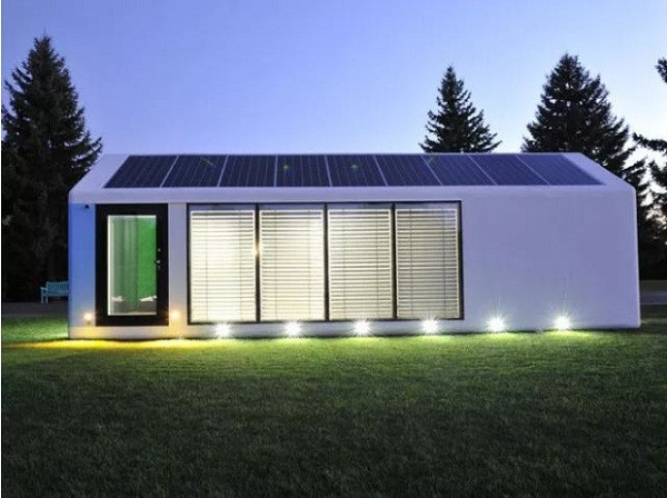 Nhà của Haus có khả năng tự vận hành với năng lượng thu từ pin mặt trời, với một bộ lưu trữ cho thời gian sử dụng trong một tuần. Trong thảm họa hoặc điều kiện thời tiết xấu bất thường, ngoại trừ bị tấn công bởi súng đạn, ngôi nhà sẽ tự động chuyển sang chế độ tiêu thụ năng lượng thấp để tiết kiệm điện.