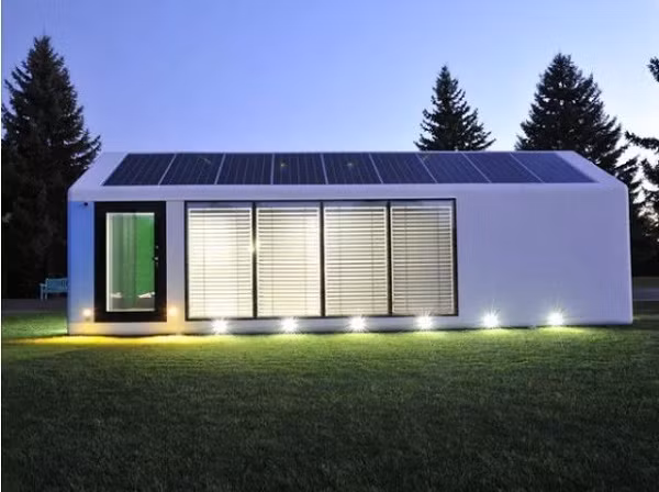 Nhà của Haus có khả năng tự vận hành với năng lượng thu từ pin mặt trời, với một bộ lưu trữ cho thời gian sử dụng trong một tuần. Trong thảm họa hoặc điều kiện thời tiết xấu bất thường, ngoại trừ bị tấn công bởi súng đạn, ngôi nhà sẽ tự động chuyển sang chế độ tiêu thụ năng lượng thấp để tiết kiệm điện.