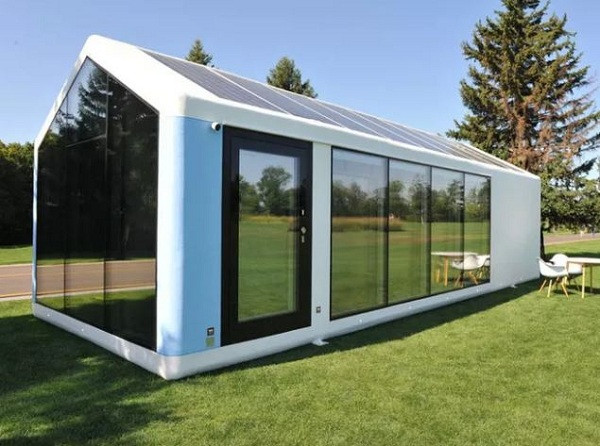 Nhà thông minh in 3D có mặt ngoài bằng kính và kiểu dáng đẹp, sơn màu trắng trông giống như một con tàu vũ trụ, khung polymer 3D chịu được bão và động đất. Sản phẩm đi kèm với một bể chứa nước, hệ thống lưu trữ pin năng lượng mặt trời và xử lý nước thải tự động, do đó cấu trúc có thể được thiết lập trên bất kỳ mảnh đất bằng phẳng nào.