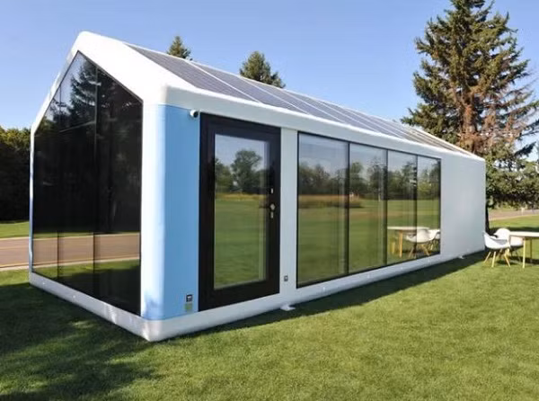 Nhà thông minh in 3D có mặt ngoài bằng kính và kiểu dáng đẹp, sơn màu trắng trông giống như một con tàu vũ trụ, khung polymer 3D chịu được bão và động đất. Sản phẩm đi kèm với một bể chứa nước, hệ thống lưu trữ pin năng lượng mặt trời và xử lý nước thải tự động, do đó cấu trúc có thể được thiết lập trên bất kỳ mảnh đất bằng phẳng nào.