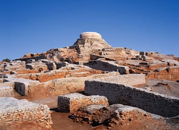 Sự sụp đổ của thành phố Mohenjo-daro (Vùng đất của người chết), ở Pakistan đến nay vẫn là một trong những bí ẩn khoa học chưa có lời lý giải làm đau đầu các nhà nghiên cứu. Câu hỏi đặt ra là thành phố vĩ đại này đã bị phá hủy như thế nào? Điều gì đã xảy ra với cư dân của nó?